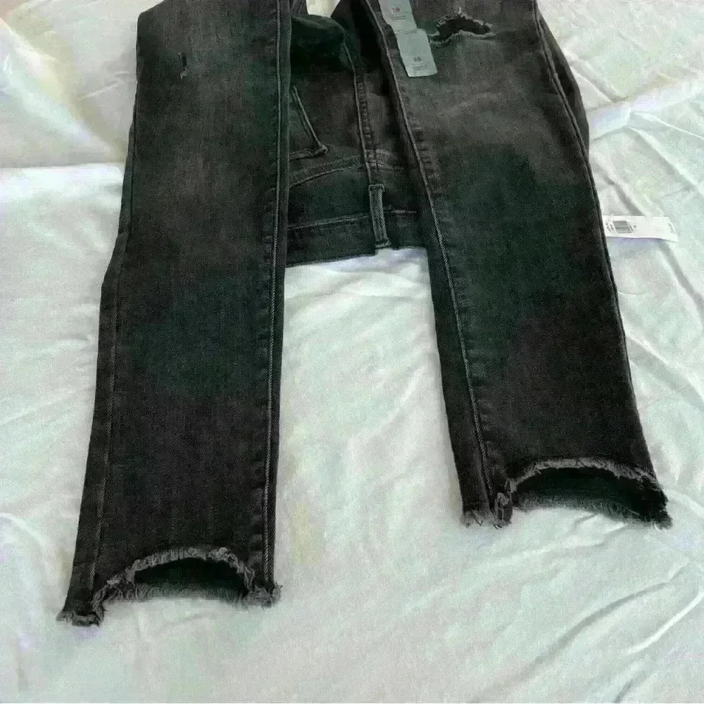 NWT girls black distressed skinny jeans with adjustable waistband. - Picture 3 of 10